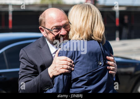 Et Mülheim an der Ruhr, Allemagne. 6 mai, 2017. Le candidat du SPD au poste de chancelier, Martin Schulz, et Visite de Rhénanie du Nord-Westphalie Hannelore Kraft s'embrassent durant une apparition à un événement de campagne et à Mülheim an der Ruhr, Allemagne, 06 mai 2017. Rhénanie du Nord-Westphalie's Landtag (parlement) de l'état élections auront lieu le 14 mai 2017. Photo : Marcel Kusch/dpa dpa : Crédit photo alliance/Alamy Live News Banque D'Images