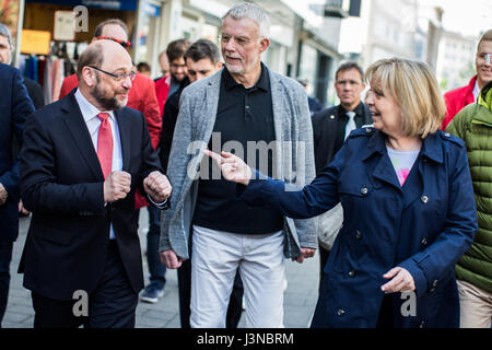 Et Mülheim an der Ruhr, Allemagne. 6 mai, 2017. Le candidat du SPD au poste de chancelier, Martin Schulz (avant gauche), et Mme Hannelore Kraft Visite de parler durant une apparition à un événement de campagne et à Mülheim an der Ruhr, Allemagne, 06 mai 2017. L'homme au milieu est Arno Klare, un délégué du SPD au Bundestag (parlement fédéral). Rhénanie du Nord-Westphalie's Landtag (parlement) de l'état élections auront lieu le 14 mai 2017. Photo : Marcel Kusch/dpa dpa : Crédit photo alliance/Alamy Live News Banque D'Images