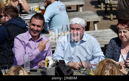 Brighton, UK. 6 mai, 2017. Cet homme empêche le soleil de sa tête avec un mouchoir attaché dans un noeud comme il aime le temps chaud et ensoleillé sur le front de mer de Brighton avec la température atteignant l'adolescence haut celsius dans certaines parties du sud-est Crédit : Simon Dack/Alamy Live News Banque D'Images