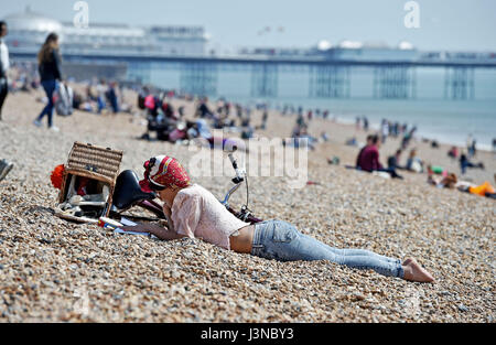 Brighton, UK. 6 mai, 2017. La plage de Brighton est emballé comme visiteurs profiter du beau temps sur le front de mer de Brighton avec la température atteignant l'adolescence haut celsius dans certaines parties du sud-est Crédit : Simon Dack/Alamy Live News Banque D'Images