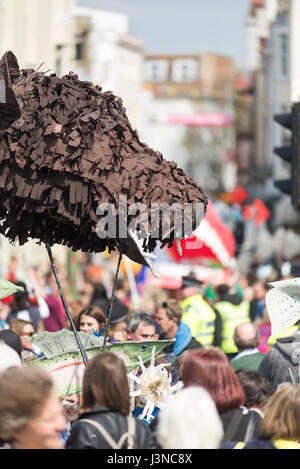 Brighton, Angleterre, Royaume-Uni. 06 mai, 2017. Brighton, East Sussex. 6 mai 2017. Le Brighton Festival Mai 2017 s'ouvre avec un soleil brillant et le traditionnel défilé annuel des enfants, une procession colorée et musicale qu'est l'un des plus grand de son genre avec plus de 5000 participants de plus de 80 écoles. Cette année le thème est "la poésie en mouvement" pour coïncider avec 2017's guest direction du festival par le poète et artiste spoken word Kate Tempest. Credit : Francesca Moore/Alamy Live News Banque D'Images