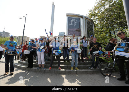 Pologne, Varsovie, le 6 mai, 2017 : la liberté de Mars s'est tenu à Varsovie pour protester contre le gouvernement. Les partis de l'opposition 'Nowoczesna', Platforma Obywatelska", le "Comité pour la défense de la démocratie" (KOD) et plusieurs groupes d'activistes, a rencontré la démonstration. ©Madeleine Ratz/Alamy Live News Banque D'Images