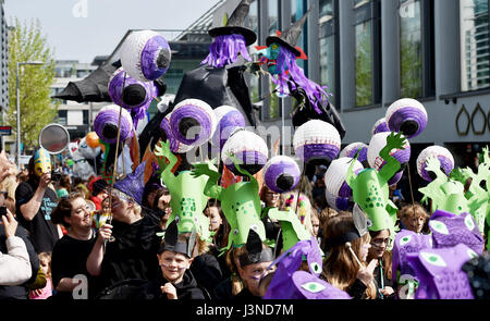 Brighton UK 6 mai 2017 - Plus de 5 000 participants profiter du magnifique beau temps qu'ils prennent part à la Brighton Festival Children's Parade d'interpréter le thème de cette année de la poésie en mouvement . La procession annuelle organisée par le ciel même artsgroup est l'événement d'ouverture traditionnelle de la arts festival avec cette ans directeur d'être Kate Tempest le poète et dramaturge artiste photographie prise par Simon Dack Banque D'Images