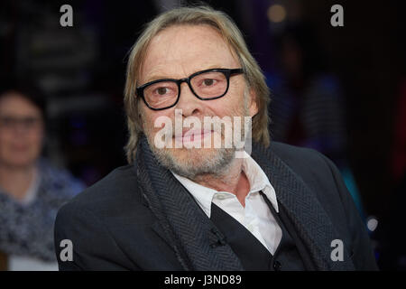 Hambourg, Allemagne. Le 05 mai, 2017. Chanteur et acteur allemand, Volker Lechtenbrink directeur vu sur scène avant l'enregistrement de l'émission de télévision allemande 'Émission' NDR à Hambourg, Allemagne, 05 mai 2017. - Pas de service de fil - Photo : Georg Wendt/dpa/Alamy Live News Banque D'Images