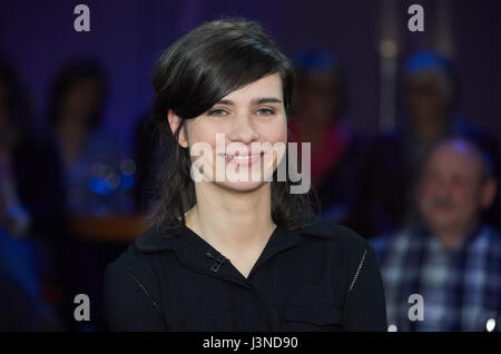 Hambourg, Allemagne. Le 05 mai, 2017. L'actrice allemande Nora Tschirner vu sur scène avant l'enregistrement de l'émission de télévision allemande 'Émission' NDR à Hambourg, Allemagne, 05 mai 2017. - Pas de service de fil - Photo : Georg Wendt/dpa/Alamy Live News Banque D'Images