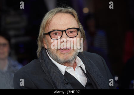 Hambourg, Allemagne. Le 05 mai, 2017. Chanteur et acteur allemand, Volker Lechtenbrink directeur vu sur scène avant l'enregistrement de l'émission de télévision allemande 'Émission' NDR à Hambourg, Allemagne, 05 mai 2017. - Pas de service de fil - Photo : Georg Wendt/dpa/Alamy Live News Banque D'Images