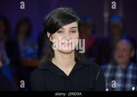 Hambourg, Allemagne. Le 05 mai, 2017. L'actrice allemande Nora Tschirner vu sur scène avant l'enregistrement de l'émission de télévision allemande 'Émission' NDR à Hambourg, Allemagne, 05 mai 2017. - Pas de service de fil - Photo : Georg Wendt/dpa/Alamy Live News Banque D'Images