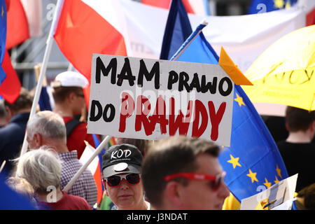 Pologne, Varsovie, le 6 mai, 2017 : Grande manifestation 'marche de la liberté' déplacé par Varsovie, organisé par plusieurs partis d'opposition (Nowoczesna, Platforma Obywatelska) et les ONG. ©Jake Ratz/Alamy Live News Banque D'Images