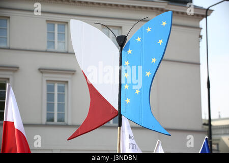 Pologne, Varsovie, le 6 mai, 2017 : Grande manifestation 'marche de la liberté' déplacé par Varsovie, organisé par plusieurs partis d'opposition (Nowoczesna, Platforma Obywatelska) et les ONG. ©Jake Ratz/Alamy Live News Banque D'Images