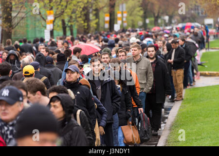 Montréal, CA - 6 mai 2017 : les ressortissants français à Montréal font la queue au Collège Stanislas d'exercer leur droit de vote pour le deuxième tour de l'élection présidentielle française de 2017. Crédit : Marc Bruxelles/Alamy Live News Banque D'Images