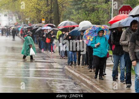 Montréal, CA - 6 mai 2017 : les ressortissants français à Montréal font la queue au Collège Stanislas d'exercer leur droit de vote pour le deuxième tour de l'élection présidentielle française de 2017. Crédit : Marc Bruxelles/Alamy Live News Banque D'Images