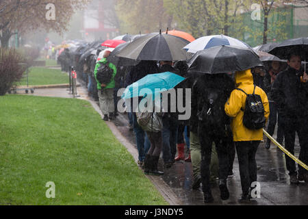 Montréal, CA - 6 mai 2017 : les ressortissants français à Montréal font la queue au Collège Stanislas d'exercer leur droit de vote pour le deuxième tour de l'élection présidentielle française de 2017. Crédit : Marc Bruxelles/Alamy Live News Banque D'Images