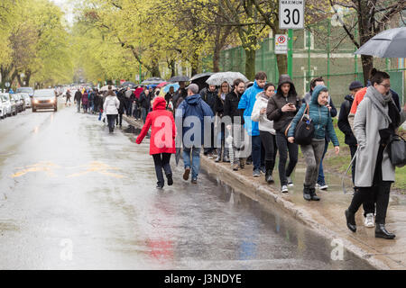 Montréal, CA - 6 mai 2017 : les ressortissants français à Montréal font la queue au Collège Stanislas d'exercer leur droit de vote pour le deuxième tour de l'élection présidentielle française de 2017. Crédit : Marc Bruxelles/Alamy Live News Banque D'Images