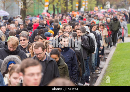 Montréal, CA - 6 mai 2017 : les ressortissants français à Montréal font la queue au Collège Stanislas d'exercer leur droit de vote pour le deuxième tour de l'élection présidentielle française de 2017. Crédit : Marc Bruxelles/Alamy Live News Banque D'Images