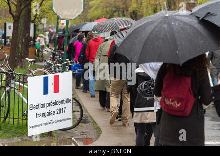 Montréal, CA - 6 mai 2017 : les ressortissants français à Montréal font la queue au Collège Stanislas d'exercer leur droit de vote pour le deuxième tour de l'élection présidentielle française de 2017. Crédit : Marc Bruxelles/Alamy Live News Banque D'Images