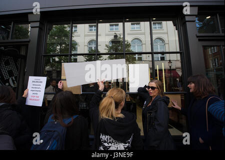 Londres, Royaume-Uni. 6 mai, 2017. Protestation contre la cruauté envers les détenues à l'extérieur d'un magasin Mac à Covent Gardem, Londres. Andrew Steven Graham/Alamy Live News Banque D'Images