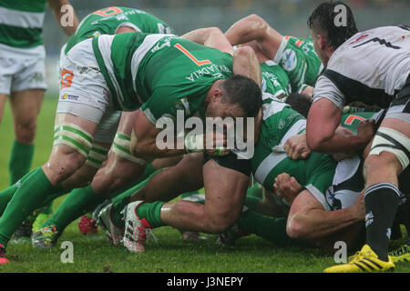 Parma, Italie.06 Mai 2017. Benetton flanker Abrahm Steyn tire dans la mêlée dans le match contre Zèbre dans Pro Guinness12©Massimiliano Carnabuci/Alamy news Banque D'Images