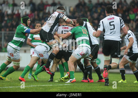 Parma, Italie.06 Mai 2017. Scrum Benetton tente de garder la balle contre la pression défensive du zèbre dans Pro Guinness12©Massimiliano Carnabuci/Alamy news Banque D'Images