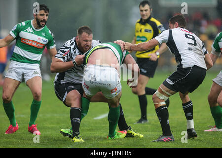 Parma, Italie.06 Mai 2017. La Zèbre hooker Andrea Lovotti s'attaque à Benetton n8 Robert Barbieri Guinness en pro12©Massimiliano Carnabuci/Alamy news Banque D'Images