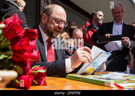 Mülheim-Ruhr, Allemagne. 6 mai 2017. Martin Schulz, candidat SPD à la chancellerie allemande, la campagne électorale pour le parlement du Land de Rhénanie du Nord-Westphalie dans le centre-ville de Mülheim an der Ruhr. Photo : Images éclatantes/Alamy Live News Banque D'Images