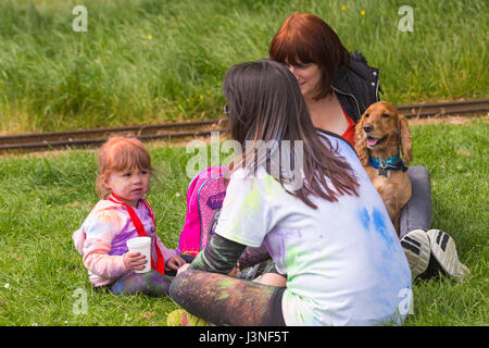 Weymouth, Dorset, UK. 6 mai, 2017. L'Weldmar Color Run a lieu à Weymouth pour lever des fonds pour l'organisme de bienfaisance. Les familles participent à l'événement et avoir du plaisir se couvert de peinture en poudre de couleur vive. Credit : Carolyn Jenkins/Alamy Live News Banque D'Images