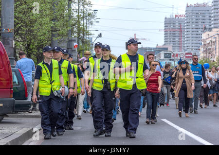 Varsovie, Pologne. 6 mai, 2017. Environ 100 000 personnes participent à la marche organisée par le principal parti d'opposition parlementaire (Plate-forme civique - Platforma Obywatelska) contre le gouvernement nationaliste, le parti Droit et Justice (Prawo i Sprawiedliwosc) et son chef, M. Jaroslaw Kaczynski. Credit : dario photography/Alamy Live News Banque D'Images