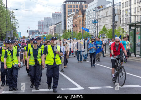 Varsovie, Pologne. 6 mai, 2017. Environ 100 000 personnes participent à la marche organisée par le principal parti d'opposition parlementaire (Plate-forme civique - Platforma Obywatelska) contre le gouvernement nationaliste, le parti Droit et Justice (Prawo i Sprawiedliwosc) et son chef, M. Jaroslaw Kaczynski. Credit : dario photography/Alamy Live News Banque D'Images