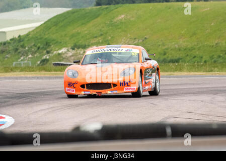 Le Hampshire, au Royaume-Uni. 6 mai, 2017. Circuit de Course Thruxton et centre de sport automobile, Andover, Hampshire, Royaume-Uni. 6 mai 2016. Simpson Produits Course Ginetta Junior - Qualifications à Dunlop MSA British Touring Car Championship. Tous les cars race aujourd'hui avec le n° BillyWhizz et plaques d'écurie à l'appui de Billy sectaire qui a subi des blessures qui change la vie à Donington Park, il y a quelques semaines lors d'une F4 (formule 4) Course du Championnat Britannique. © Vous Bailey / Alamy Live News Banque D'Images