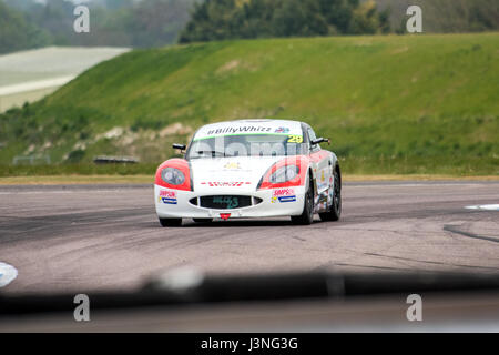 Le Hampshire, au Royaume-Uni. 6 mai, 2017. Circuit de Course Thruxton et centre de sport automobile, Andover, Hampshire, Royaume-Uni. 6 mai 2016. Simpson Produits Course Ginetta Junior - Qualifications à Dunlop MSA British Touring Car Championship. Tous les cars race aujourd'hui avec le n° BillyWhizz et plaques d'écurie à l'appui de Billy sectaire qui a subi des blessures qui change la vie à Donington Park, il y a quelques semaines lors d'une F4 (formule 4) Course du Championnat Britannique. © Vous Bailey / Alamy Live News Banque D'Images