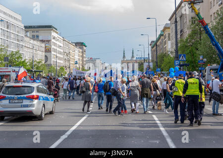 Varsovie, Pologne. 6 mai, 2017. Environ 100 000 personnes participent à la marche organisée par le principal parti d'opposition parlementaire (Plate-forme civique - Platforma Obywatelska) contre le gouvernement nationaliste, le parti Droit et Justice (Prawo i Sprawiedliwosc) et son chef, M. Jaroslaw Kaczynski. Credit : dario photography/Alamy Live News Banque D'Images