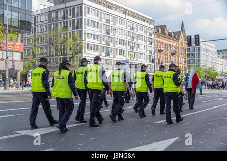 Varsovie, Pologne. 6 mai, 2017. Environ 100 000 personnes participent à la marche organisée par le principal parti d'opposition parlementaire (Plate-forme civique - Platforma Obywatelska) contre le gouvernement nationaliste, le parti Droit et Justice (Prawo i Sprawiedliwosc) et son chef, M. Jaroslaw Kaczynski. Credit : dario photography/Alamy Live News Banque D'Images