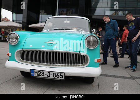 Sarajevo, Bosnie-et-Herzégovine. 6 mai, 2017. Une voiture ancienne est visible pendant la 15e anciens montrent à Sarajevo, Bosnie-Herzégovine, le 6 mai 2017. Environ 50 voitures anciennes avec les propriétaires de sept pays ont été exposées ici le samedi. Credit : Haris Memija/Xinhua/Alamy Live News Banque D'Images