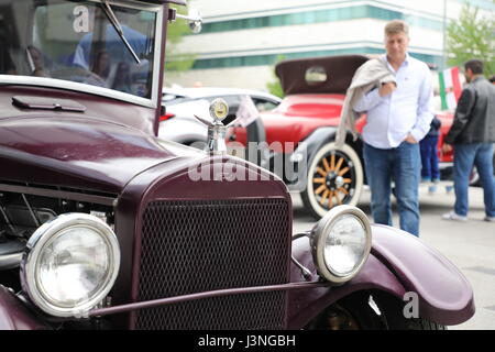 Sarajevo, Bosnie-et-Herzégovine. 6 mai, 2017. Une voiture ancienne est visible pendant la 15e anciens montrent à Sarajevo, Bosnie-Herzégovine, le 6 mai 2017. Environ 50 voitures anciennes avec les propriétaires de sept pays ont été exposées ici le samedi. Credit : Haris Memija/Xinhua/Alamy Live News Banque D'Images