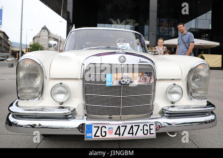 Sarajevo, Bosnie-et-Herzégovine. 6 mai, 2017. Une voiture ancienne est visible pendant la 15e anciens montrent à Sarajevo, Bosnie-Herzégovine, le 6 mai 2017. Environ 50 voitures anciennes avec les propriétaires de sept pays ont été exposées ici le samedi. Credit : Haris Memija/Xinhua/Alamy Live News Banque D'Images