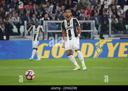 Turin, Italie. 6 mai, 2017. Mehdi Benatia (Juventus) en action au cours de la série d'un match de football entre la Juventus Turin et au FC Juventus Stadium, le 6 mai 2017 à Turin, Italie. Credit : Massimiliano Ferraro/Alamy Live News Banque D'Images