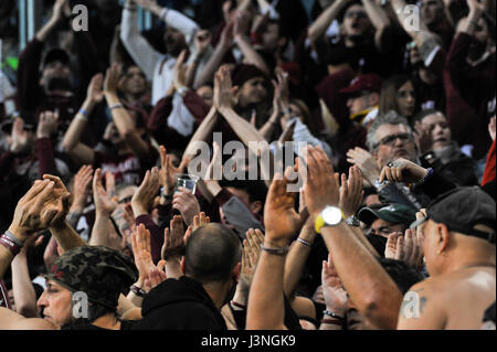 Turin, Italie. 6 mai, 2017. Supporters pendant le match Serie A TIM entre la Juventus Turin et au FC Juventus Stadium. Le résultat final du match est 1-1. Crédit : Fabio Annemasse/Alamy Live News Banque D'Images