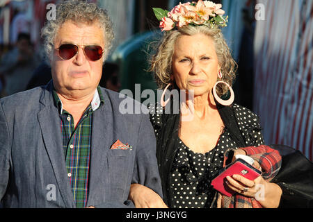 Barcelone, Espagne. 6 mai, 2017. Les personnes en voyage d'dressess flamenco avec la Feria de Abril à Barcelone, dans le quartier Diagonal Mar Geromella Crédit : Dino/Alamy Live News Banque D'Images