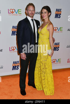 Los Angeles, USA. 5 mai, 2017. Ian Ziering, Erin Kristine Ludwig à la course pour effacer MS 2017 au Beverly Hilton Hotel à Los Angeles. Le 6 mai 2017. Credit : Tsuni / USA/Alamy Live News Banque D'Images