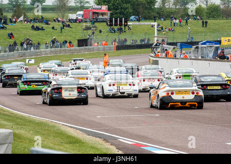 Le Hampshire, au Royaume-Uni. 6 mai, 2017. Circuit de Course Thruxton et centre de sport automobile, Andover, Hampshire, Royaume-Uni. 6 mai 2016. Ginetta GT5 Motorsport plus joli Défi à Dunlop MSA British Touring Car Championship. Tous les cars race aujourd'hui avec le n° BillyWhizz et plaques d'écurie à l'appui de Billy sectaire qui a subi des blessures qui change la vie à Donington Park, il y a quelques semaines lors d'une F4 (formule 4) Course du Championnat Britannique. © Vous Bailey / Alamy Live News Banque D'Images