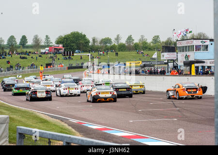 Le Hampshire, au Royaume-Uni. 6 mai, 2017. Circuit de Course Thruxton et centre de sport automobile, Andover, Hampshire, Royaume-Uni. 6 mai 2016. Ginetta GT5 Motorsport plus joli Défi à Dunlop MSA British Touring Car Championship. Tous les cars race aujourd'hui avec le n° BillyWhizz et plaques d'écurie à l'appui de Billy sectaire qui a subi des blessures qui change la vie à Donington Park, il y a quelques semaines lors d'une F4 (formule 4) Course du Championnat Britannique. © Vous Bailey / Alamy Live News Banque D'Images