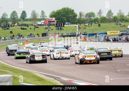 Le Hampshire, au Royaume-Uni. 6 mai, 2017. Circuit de Course Thruxton et centre de sport automobile, Andover, Hampshire, Royaume-Uni. 6 mai 2016. Ginetta GT5 Motorsport plus joli Défi à Dunlop MSA British Touring Car Championship. Tous les cars race aujourd'hui avec le n° BillyWhizz et plaques d'écurie à l'appui de Billy sectaire qui a subi des blessures qui change la vie à Donington Park, il y a quelques semaines lors d'une F4 (formule 4) Course du Championnat Britannique. © Vous Bailey / Alamy Live News Banque D'Images