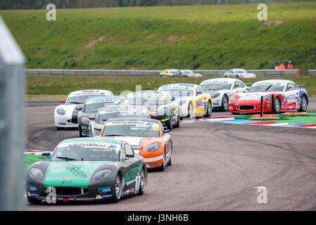 Le Hampshire, au Royaume-Uni. 6 mai, 2017. Circuit de Course Thruxton et centre de sport automobile, Andover, Hampshire, Royaume-Uni. 6 mai 2016. Ginetta GT5 Motorsport plus joli Défi à Dunlop MSA British Touring Car Championship. Tous les cars race aujourd'hui avec le n° BillyWhizz et plaques d'écurie à l'appui de Billy sectaire qui a subi des blessures qui change la vie à Donington Park, il y a quelques semaines lors d'une F4 (formule 4) Course du Championnat Britannique. © Vous Bailey / Alamy Live News Banque D'Images