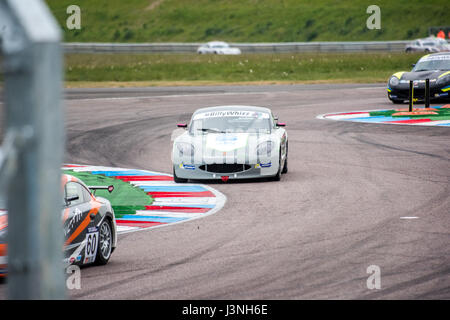 Le Hampshire, au Royaume-Uni. 6 mai, 2017. Circuit de Course Thruxton et centre de sport automobile, Andover, Hampshire, Royaume-Uni. 6 mai 2016. Ginetta GT5 Motorsport plus joli Défi à Dunlop MSA British Touring Car Championship. Tous les cars race aujourd'hui avec le n° BillyWhizz et plaques d'écurie à l'appui de Billy sectaire qui a subi des blessures qui change la vie à Donington Park, il y a quelques semaines lors d'une F4 (formule 4) Course du Championnat Britannique. © Vous Bailey / Alamy Live News Banque D'Images