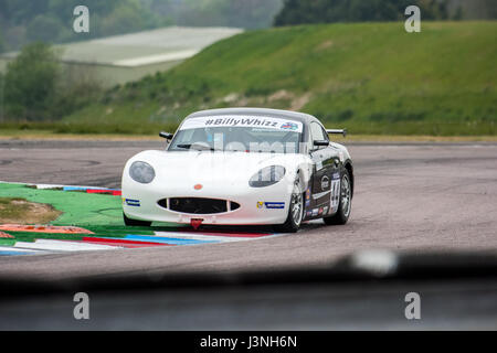 Le Hampshire, au Royaume-Uni. 6 mai, 2017. Circuit de Course Thruxton et centre de sport automobile, Andover, Hampshire, Royaume-Uni. 6 mai 2016. Ginetta GT5 Motorsport plus joli Défi à Dunlop MSA British Touring Car Championship. Tous les cars race aujourd'hui avec le n° BillyWhizz et plaques d'écurie à l'appui de Billy sectaire qui a subi des blessures qui change la vie à Donington Park, il y a quelques semaines lors d'une F4 (formule 4) Course du Championnat Britannique. © Vous Bailey / Alamy Live News Banque D'Images