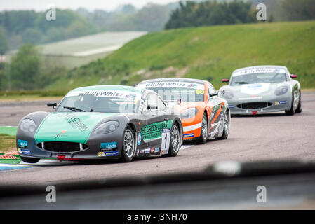 Le Hampshire, au Royaume-Uni. 6 mai, 2017. Circuit de Course Thruxton et centre de sport automobile, Andover, Hampshire, Royaume-Uni. 6 mai 2016. Ginetta GT5 Motorsport plus joli Défi à Dunlop MSA British Touring Car Championship. Tous les cars race aujourd'hui avec le n° BillyWhizz et plaques d'écurie à l'appui de Billy sectaire qui a subi des blessures qui change la vie à Donington Park, il y a quelques semaines lors d'une F4 (formule 4) Course du Championnat Britannique. © Vous Bailey / Alamy Live News Banque D'Images