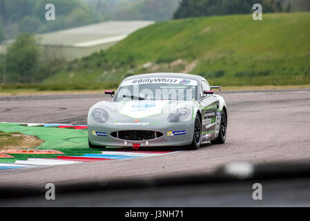 Le Hampshire, au Royaume-Uni. 6 mai, 2017. Circuit de Course Thruxton et centre de sport automobile, Andover, Hampshire, Royaume-Uni. 6 mai 2016. Ginetta GT5 Motorsport plus joli Défi à Dunlop MSA British Touring Car Championship. Tous les cars race aujourd'hui avec le n° BillyWhizz et plaques d'écurie à l'appui de Billy sectaire qui a subi des blessures qui change la vie à Donington Park, il y a quelques semaines lors d'une F4 (formule 4) Course du Championnat Britannique. © Vous Bailey / Alamy Live News Banque D'Images
