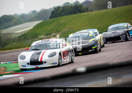Le Hampshire, au Royaume-Uni. 6 mai, 2017. Circuit de Course Thruxton et centre de sport automobile, Andover, Hampshire, Royaume-Uni. 6 mai 2016. Ginetta GT5 Motorsport plus joli Défi à Dunlop MSA British Touring Car Championship. Tous les cars race aujourd'hui avec le n° BillyWhizz et plaques d'écurie à l'appui de Billy sectaire qui a subi des blessures qui change la vie à Donington Park, il y a quelques semaines lors d'une F4 (formule 4) Course du Championnat Britannique. © Vous Bailey / Alamy Live News Banque D'Images