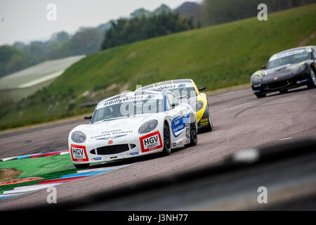 Le Hampshire, au Royaume-Uni. 6 mai, 2017. Circuit de Course Thruxton et centre de sport automobile, Andover, Hampshire, Royaume-Uni. 6 mai 2016. Ginetta GT5 Motorsport plus joli Défi à Dunlop MSA British Touring Car Championship. Tous les cars race aujourd'hui avec le n° BillyWhizz et plaques d'écurie à l'appui de Billy sectaire qui a subi des blessures qui change la vie à Donington Park, il y a quelques semaines lors d'une F4 (formule 4) Course du Championnat Britannique. © Vous Bailey / Alamy Live News Banque D'Images