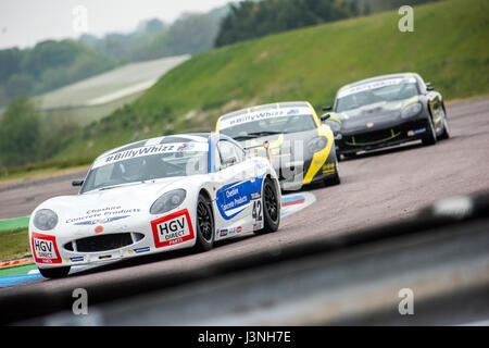 Le Hampshire, au Royaume-Uni. 6 mai, 2017. Circuit de Course Thruxton et centre de sport automobile, Andover, Hampshire, Royaume-Uni. 6 mai 2016. Ginetta GT5 Motorsport plus joli Défi à Dunlop MSA British Touring Car Championship. Tous les cars race aujourd'hui avec le n° BillyWhizz et plaques d'écurie à l'appui de Billy sectaire qui a subi des blessures qui change la vie à Donington Park, il y a quelques semaines lors d'une F4 (formule 4) Course du Championnat Britannique. © Vous Bailey / Alamy Live News Banque D'Images