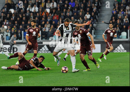 Turin, Italie. 6 mai, 2017. Gonzalo Higuain lors du match Serie A TIM entre la Juventus Turin et au FC Juventus Stadium. Le résultat final du match est 1-1. Crédit : Fabio Annemasse/Alamy Live News Banque D'Images